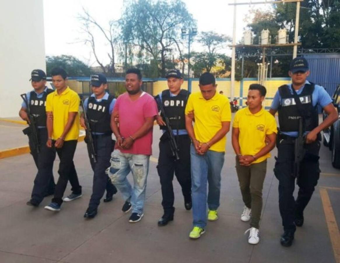 Capturan a cuatro hombres que vendían lotería clandestina en la capital de Honduras