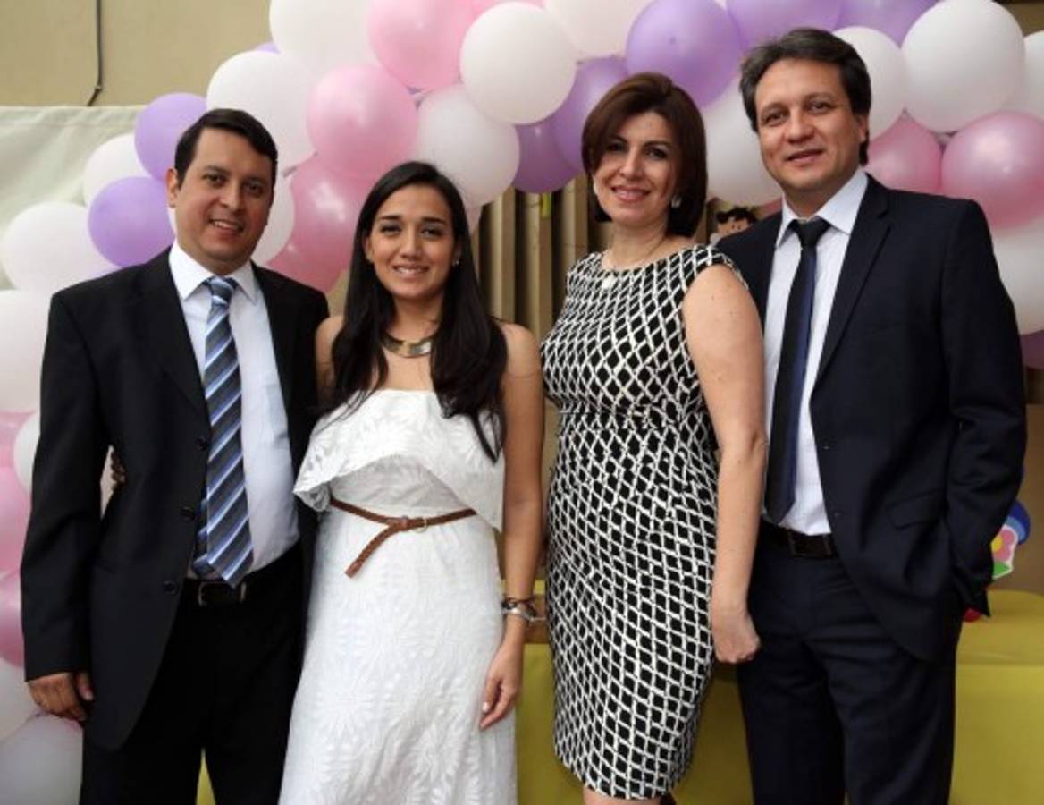 Angelique Carbajal recibió las aguas benditas del bautismo