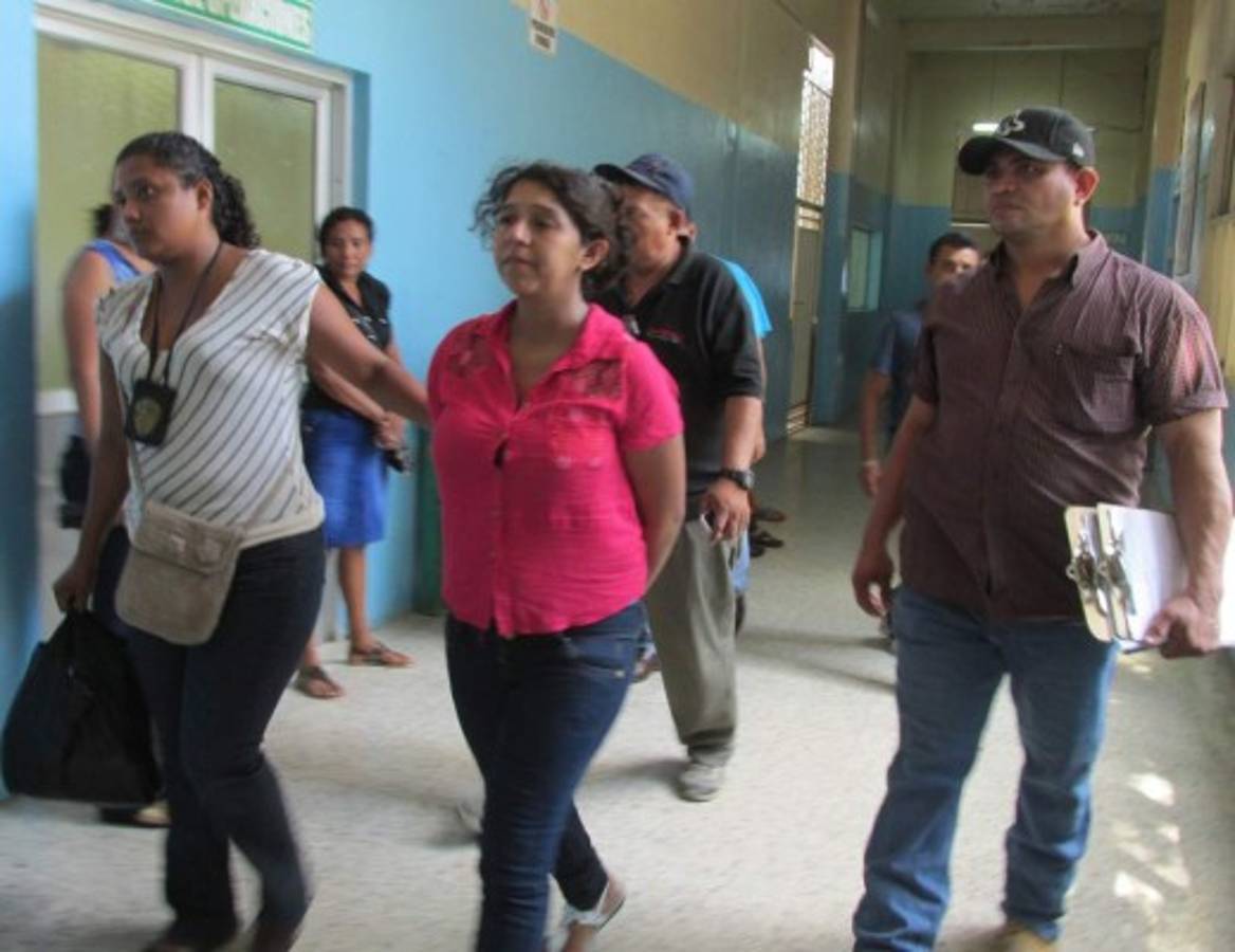 Madre habría lanzado bebé a letrina para ocultar infidelidad