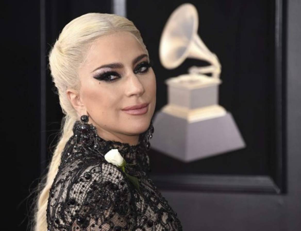 Lady Gaga deslumbra con largo y transparente vestido negro en los Grammy 2018