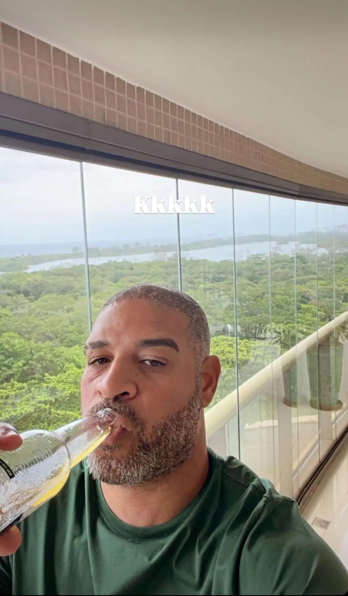 Estafan a madre de Adriano y el ex delantero estalla y lanza amenaza: Vas a ver al diablo