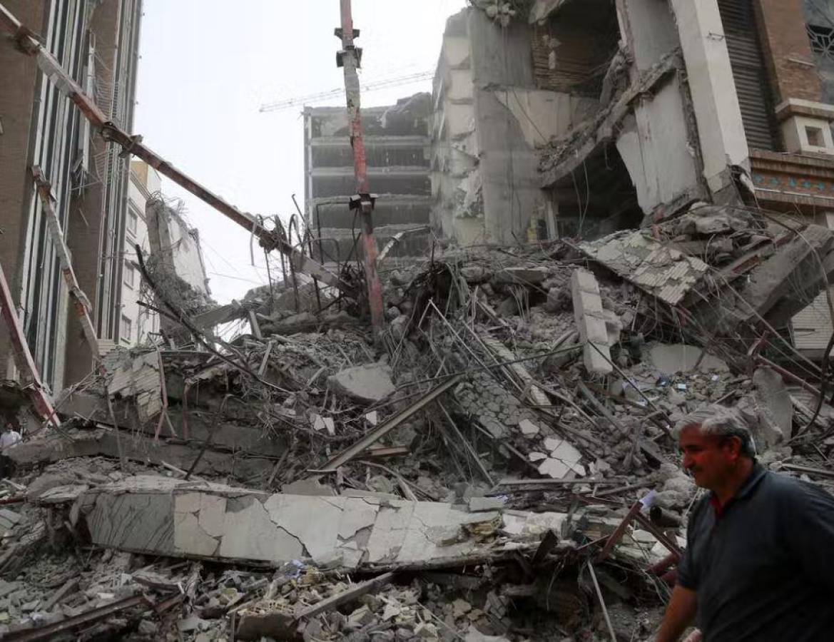 Al menos seis muertos en el derrumbe de un edificio en Irán