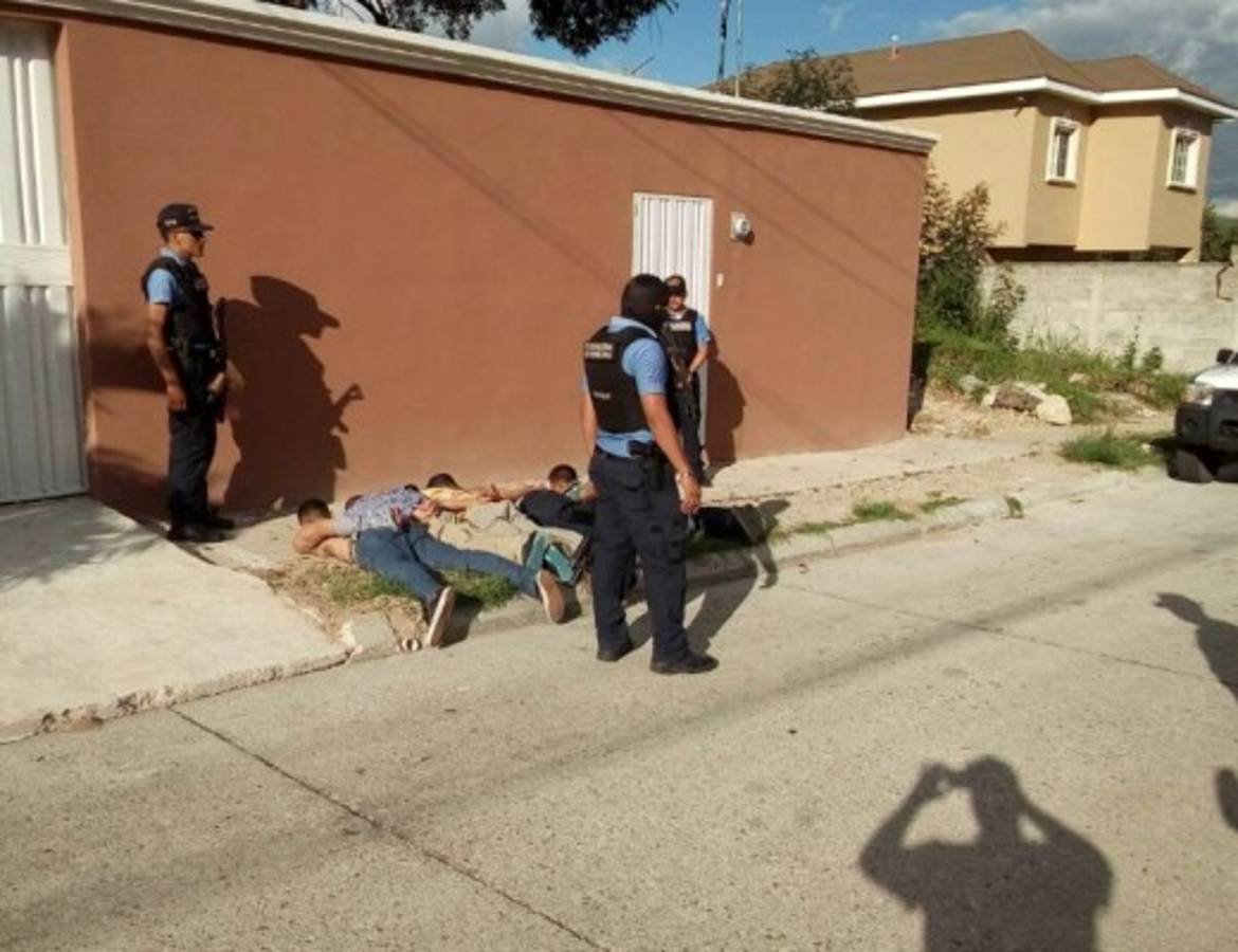 Honduras: Capturan a cinco presuntos miembros de la pandilla 18 en Las Uvas