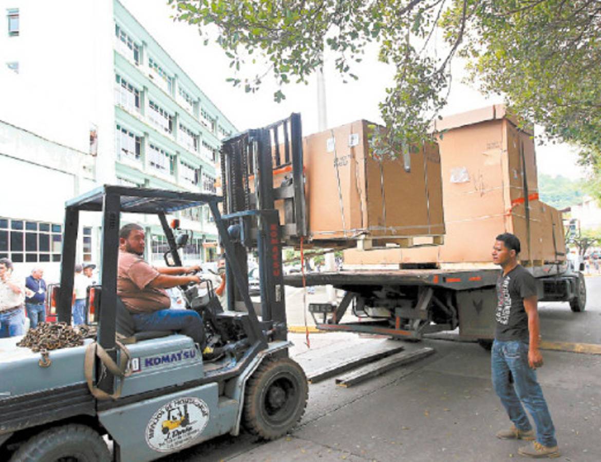 Gobierno adeuda 1,470 millones en medicinas y equipo quirúrgico