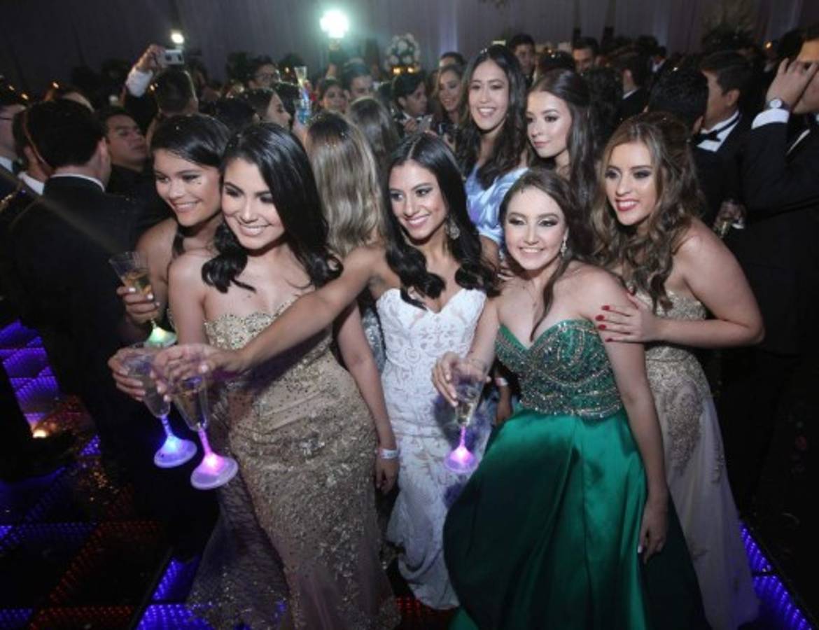 Un brindis por los seniors que dijeron adiós a la Academia Los Pinares