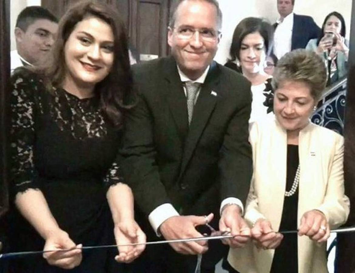 El designado presidencial Ricardo Álvarez corta la cinta. Foto EL HERALDO