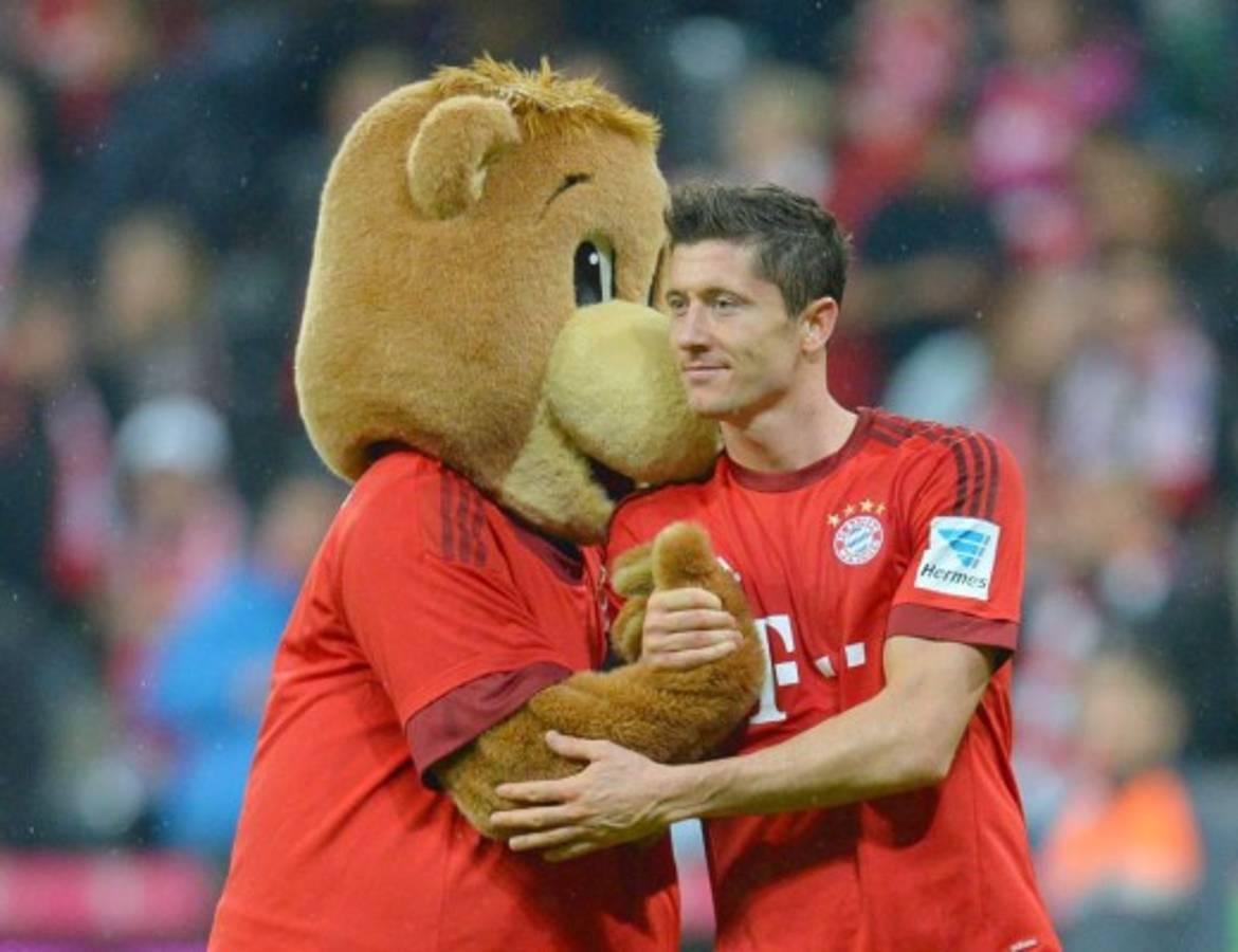 Robert Lewandowski la rompe y marca cinco goles en nueve minutos