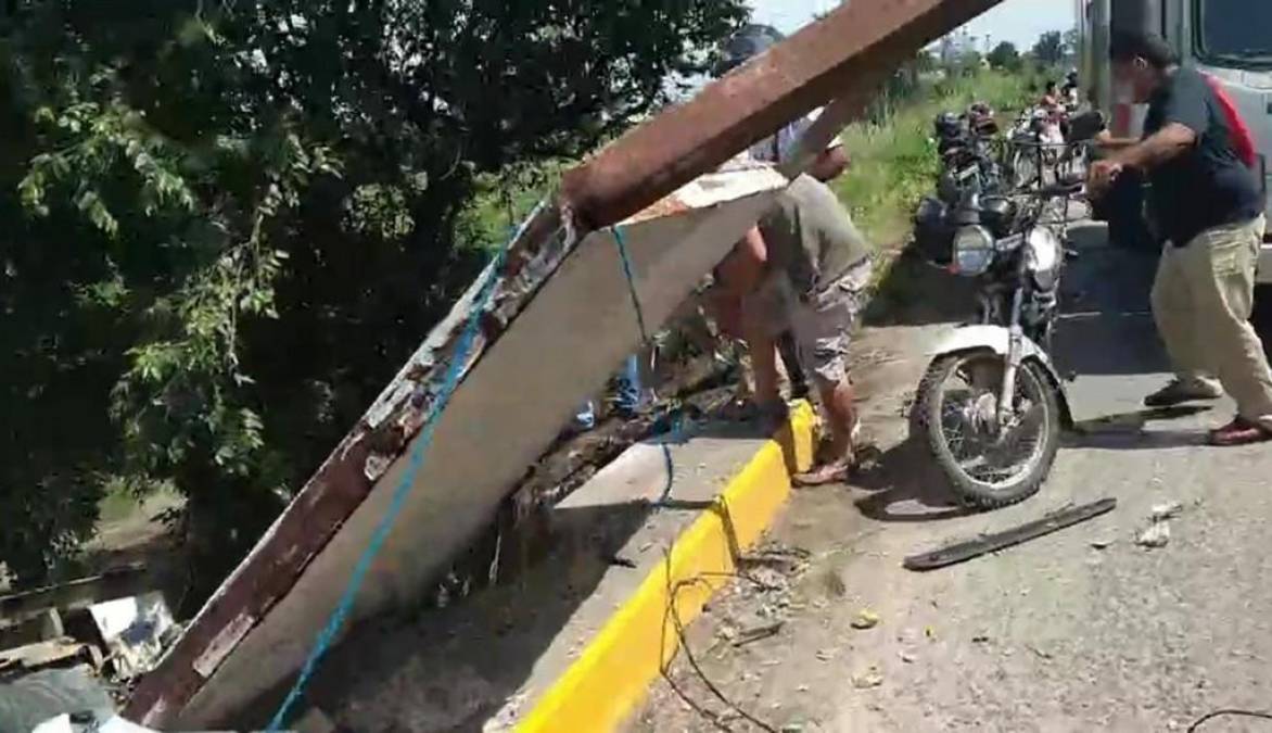 Escena del desastre: imágenes del accidente en El Progreso donde murió un niño y 15 personas resultaron heridas