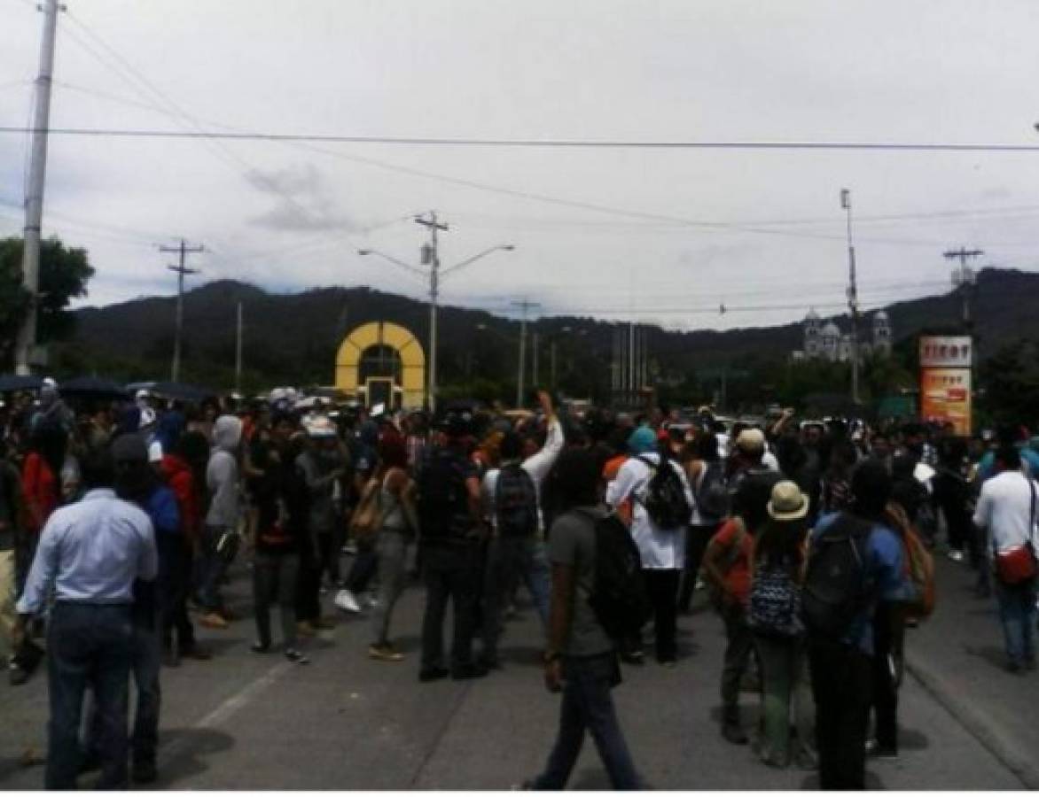 Estudiantes se toman edificios de la UNAH y protestan en bulevar Suyapa