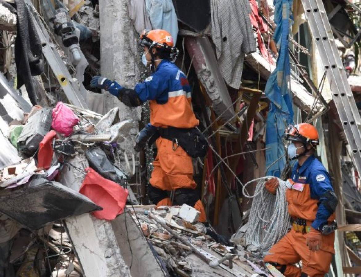 Familias a la expectativa de rescates tras el terremoto en México