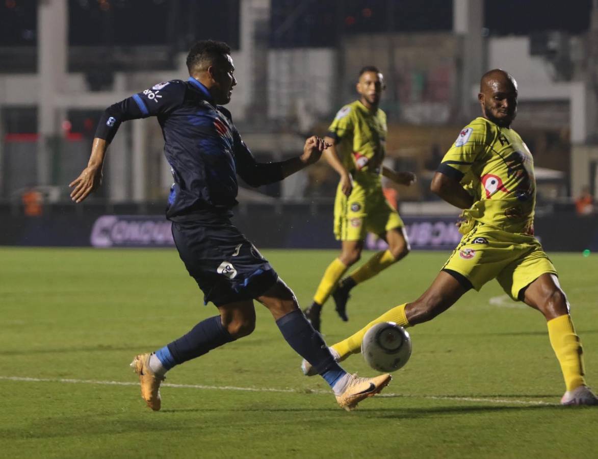 Motagua presiona por encontrar el primer gol del encuentro pero Génesis se defiende.