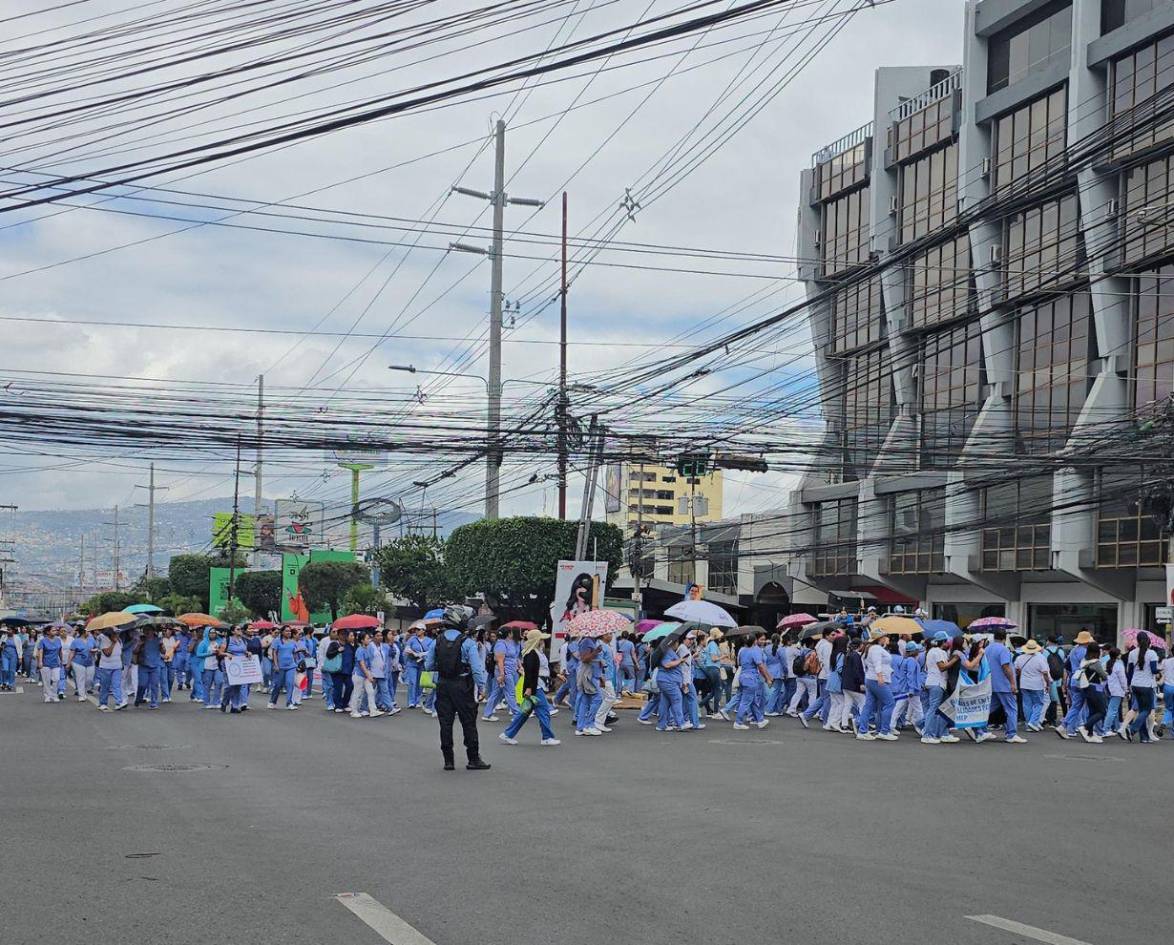 Enfermeras profesionales inician paro y amenazan con movilización nacional