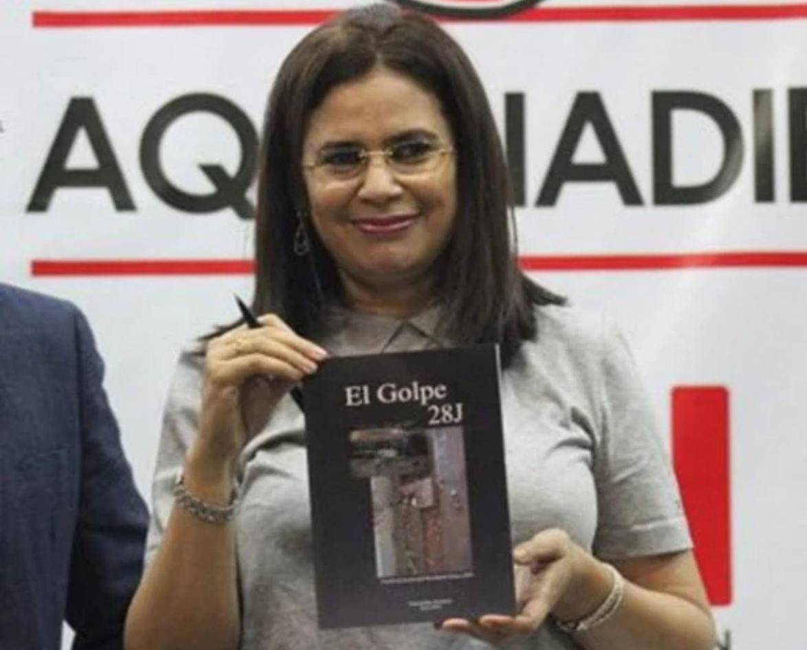 La ENAG ya imprime 100 mil  ejemplares del libro de Mel Zelaya para uso escolar