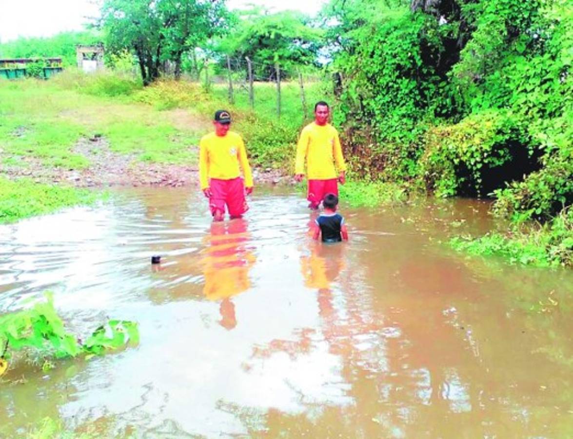Honduras: Inundados e incomunicados quedan varios departamentos por tormentas