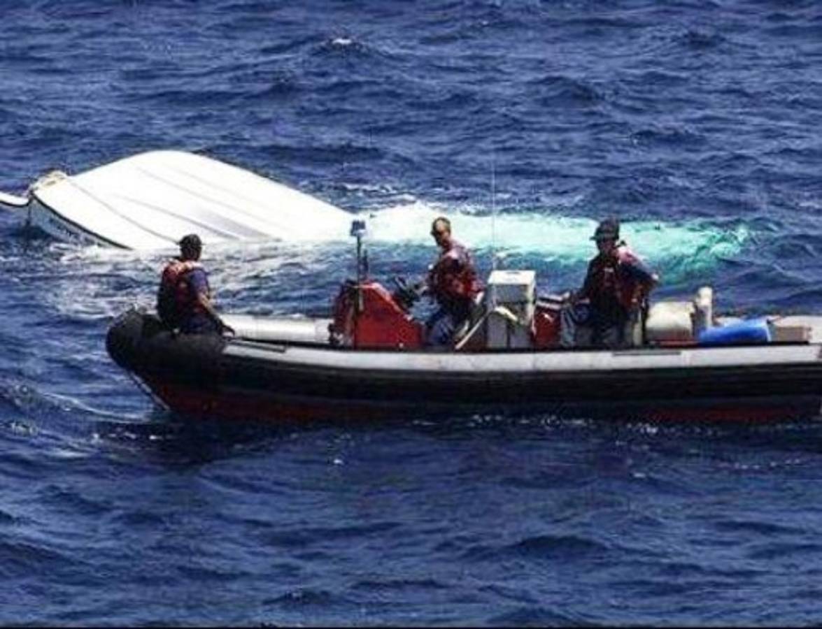 Mueren 14 personas al volcarse embarcación