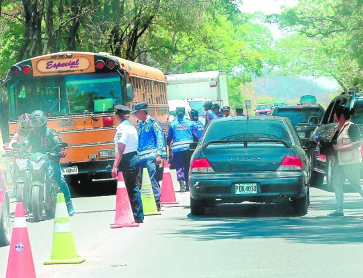 Las unidades de transporte venían llenas de maletas y veraneantes.