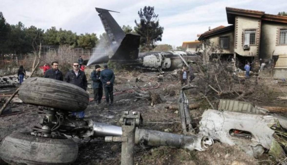 Las 10 impactantes fotos del Boeing 707 que se estrelló contra una casa en Irán