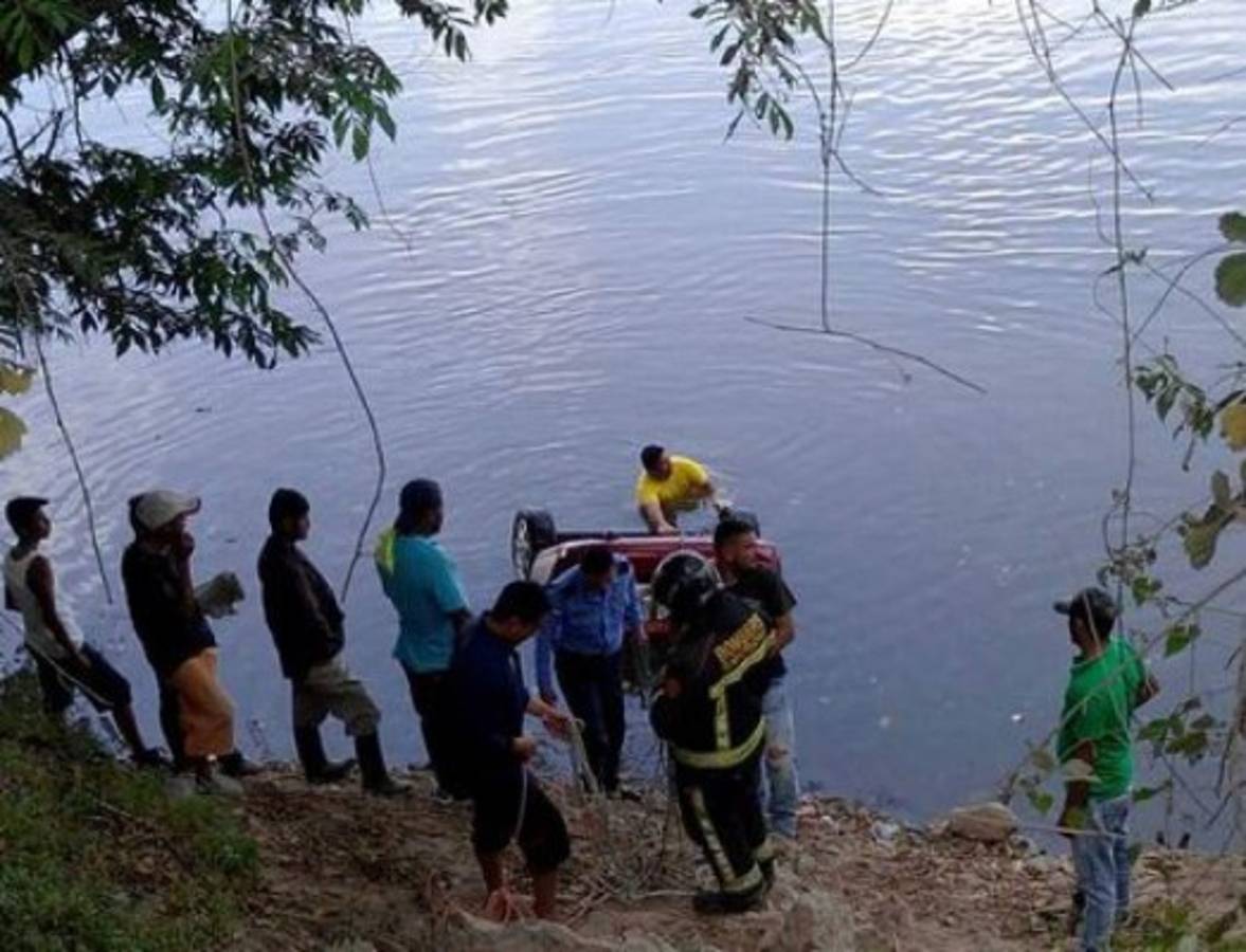 Una mujer muere y un niño desaparece tras caer vehículo al río Ulúa