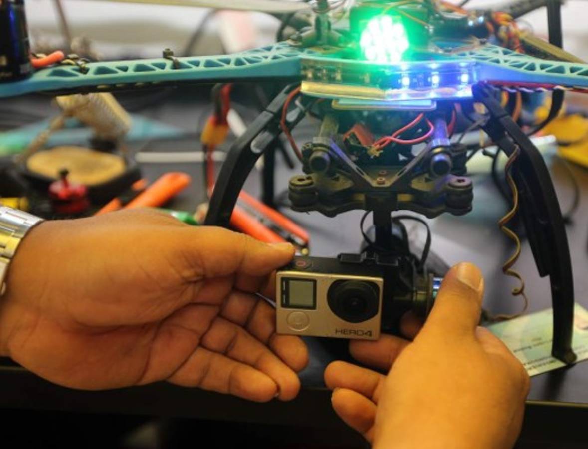 A los dispositivos que se manipulan a través de sistemas computarizados se les instalan cámaras filmadoras.