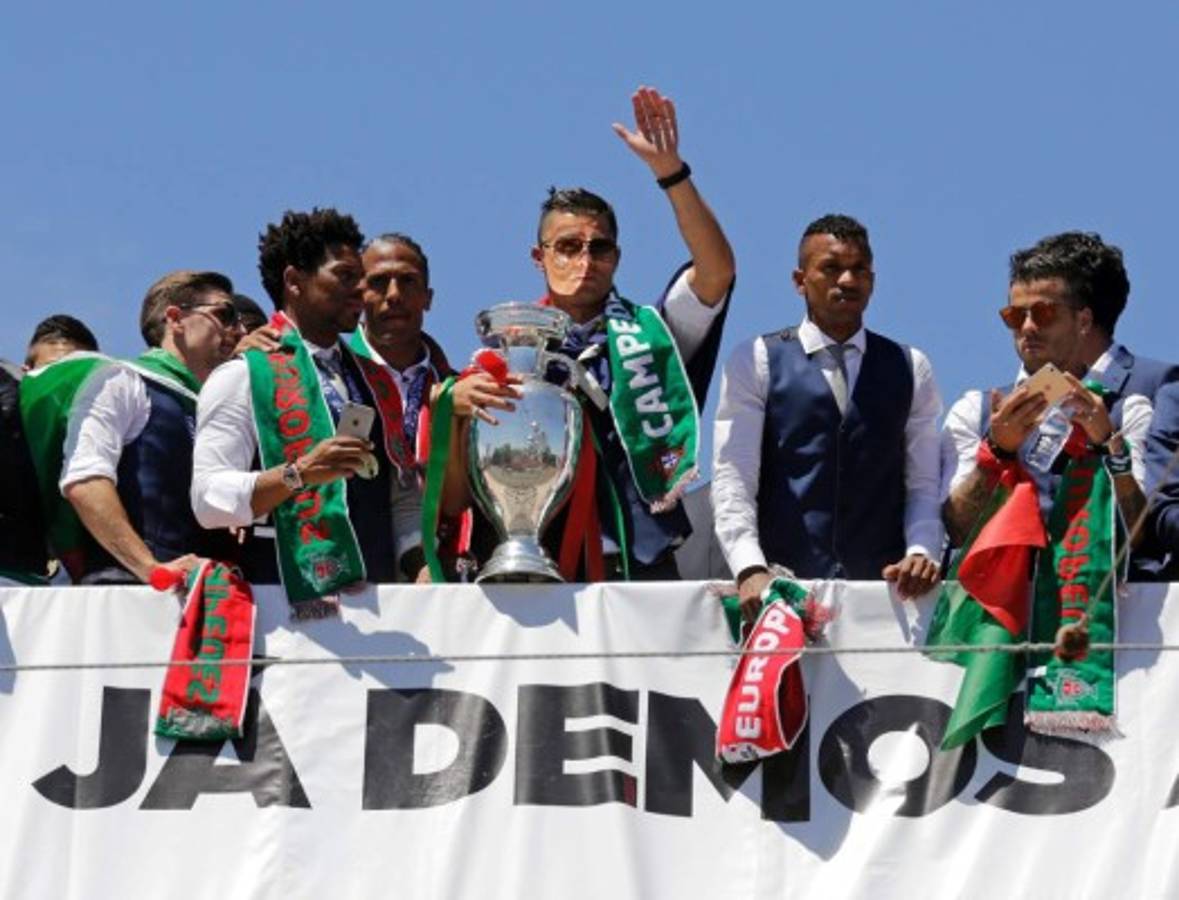 CR7 canta en la fiesta del título de la Euro