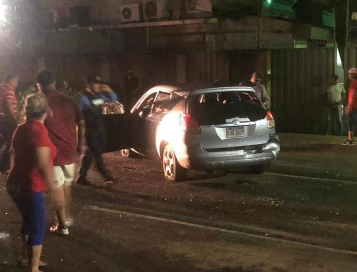 Sobre la acera quedó el cuerpo en una dantesca escena que no mostramos por ser demasiado fuertes.