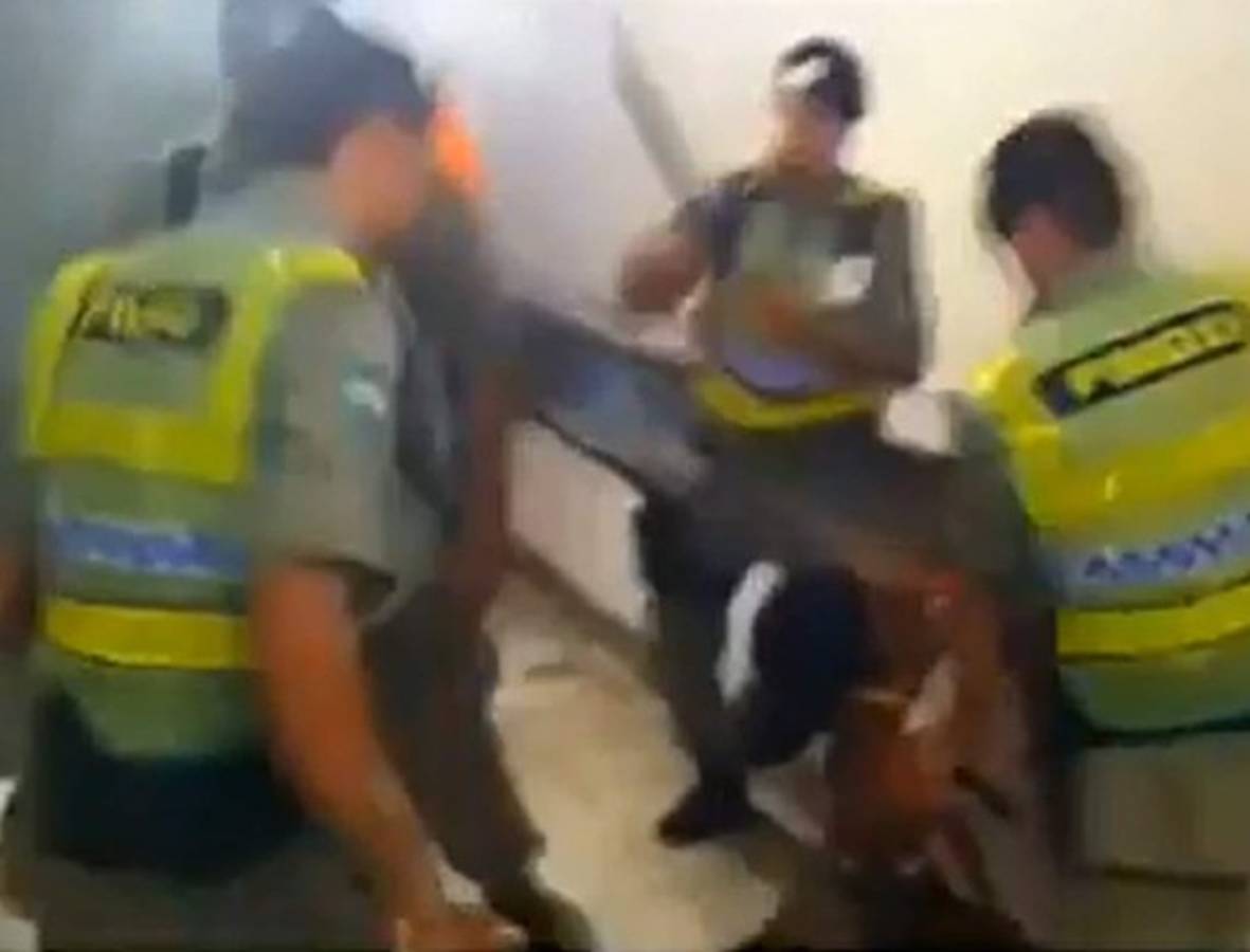VIDEO: Brutal golpiza de policía a aficionado brasileño