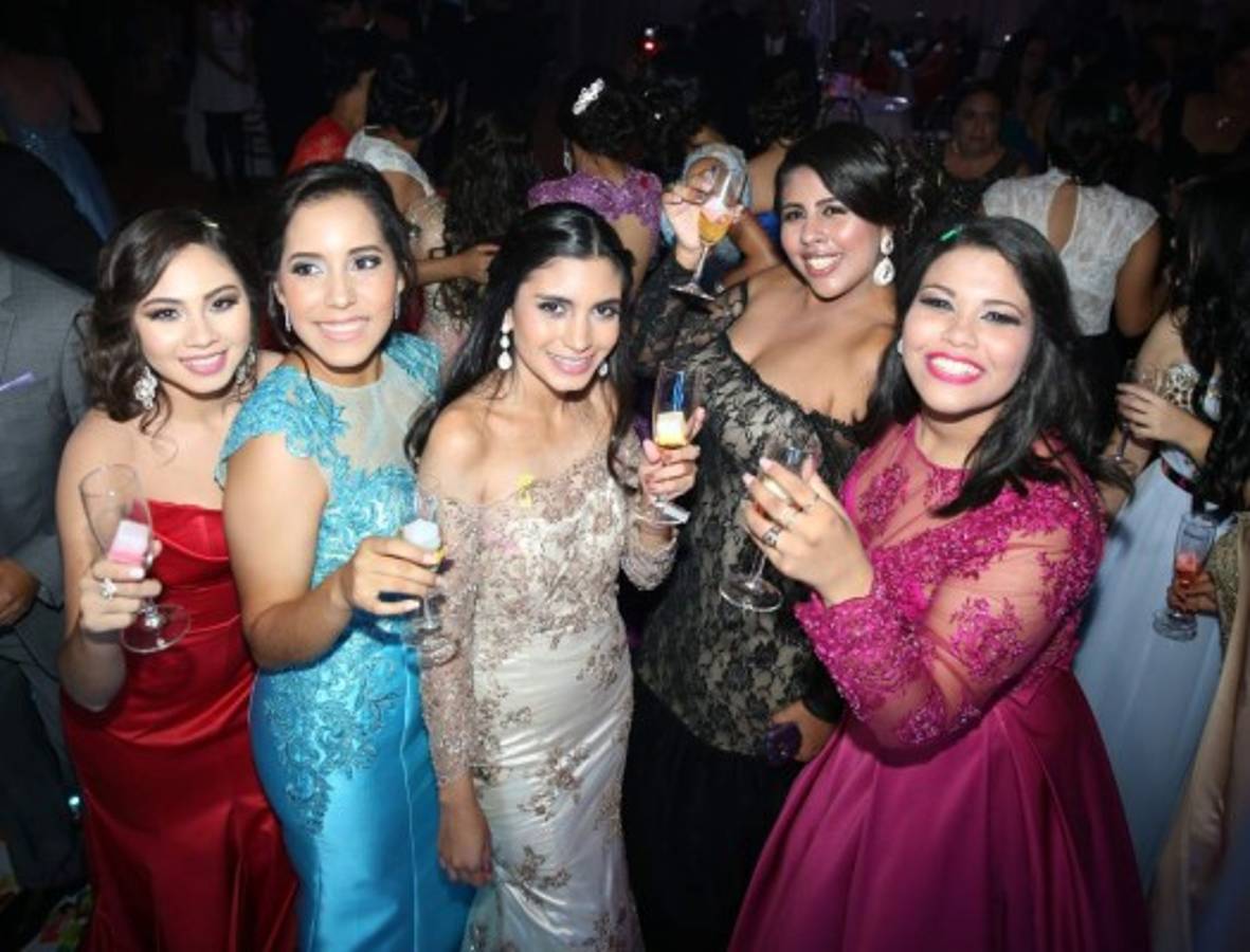 Triunfal despedida para los seniors de The Mayan School