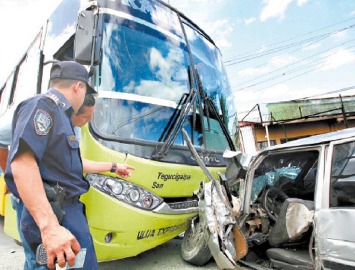 Un muerto y dos heridos en aparatoso choque de un autobús y un turismo