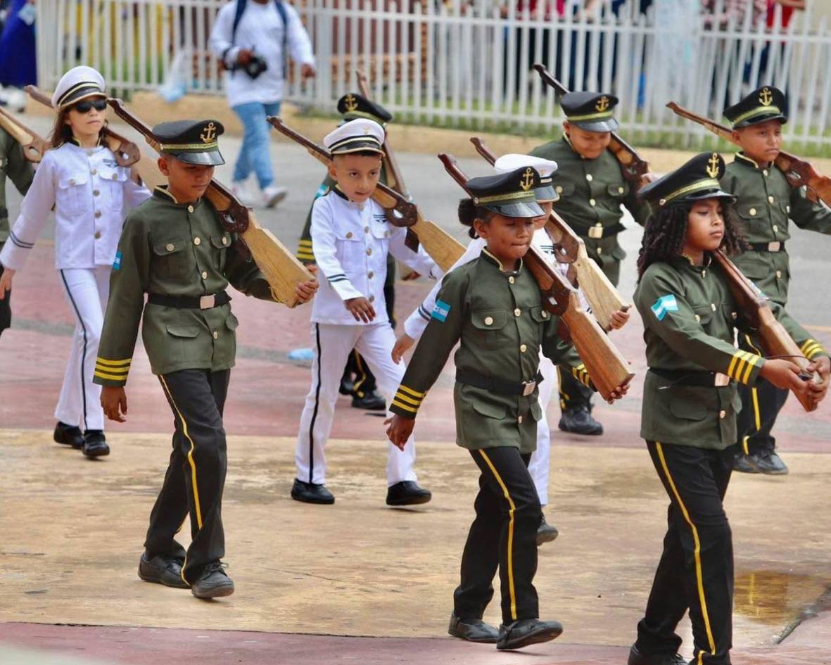 Valle festeja con desfiles llenos de fervor los 204 años de independencia