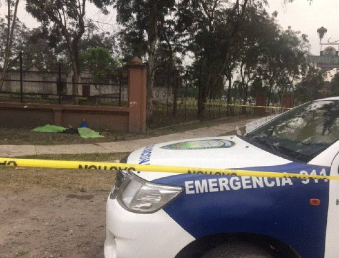 Hallan a dos jóvenes muertos cerca de cementerio en Chamelecón