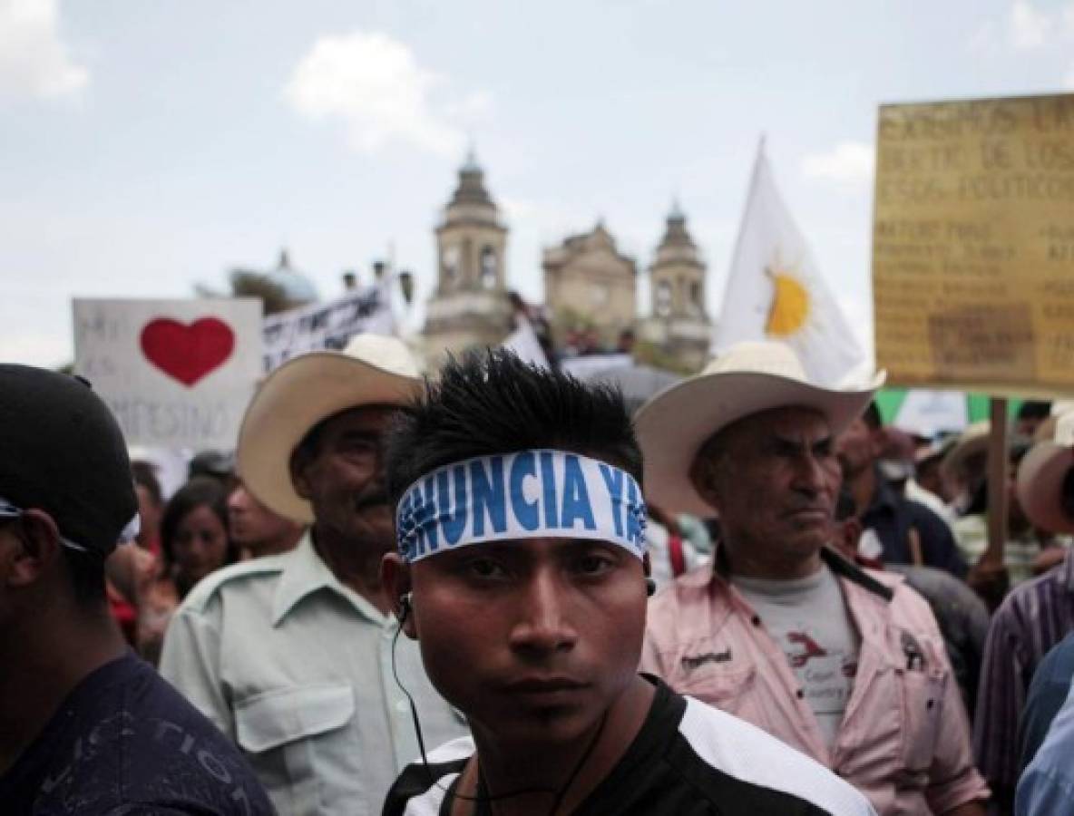 Indígenas y campesinos guatemaltecos marchan para exigir renuncia de presidente 