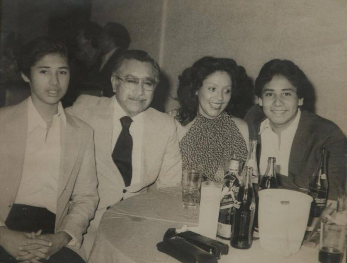 Ramón Custodio junto a su esposa María Elena Espinoza y sus dos hijos.