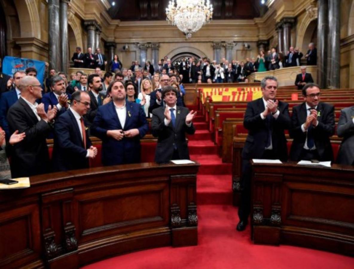 El presidente catalán Carles Puigdemont aplaude después de que el parlamento de Cataluña votara para declarar la independencia de España en Barcelona. Agencia AFP.