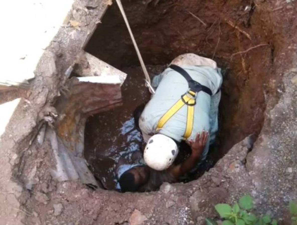 El hombre se estaba ahogando entre las heces fecales que habían en el hoyo utilizado como letrina.
