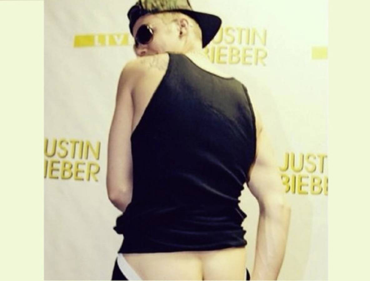 VIDEO: Justin Bieber muestra su trasero