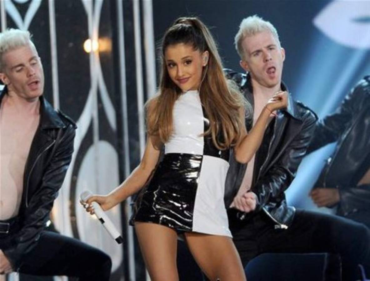 Ariana Grande se disculpa de nuevo por decir 'Odio a EE UU'