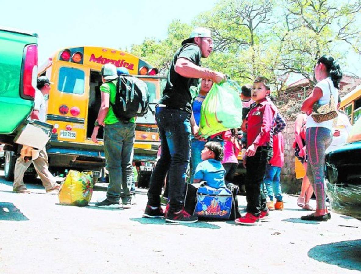 Veraneantes vuelven en caravanas a la ciudad