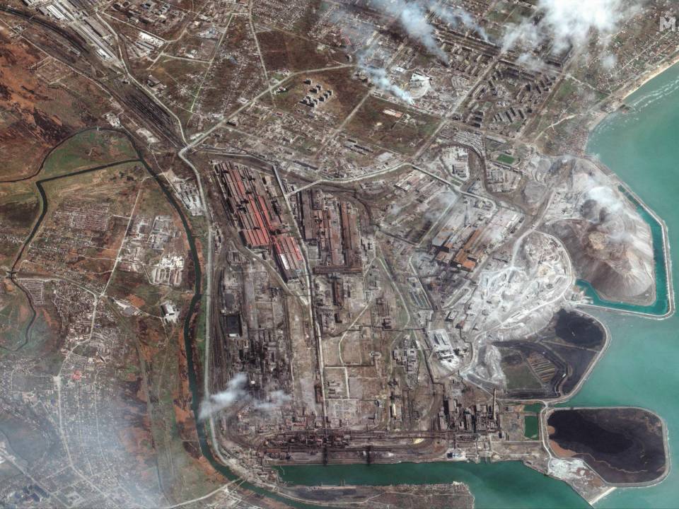 Esta imagen de satélite publicada el 12 de abril de 2022 por Maxar Technologies muestra una vista general de la fábrica siderúrgica Azovstal en el este de Mariupol, Ucrania.