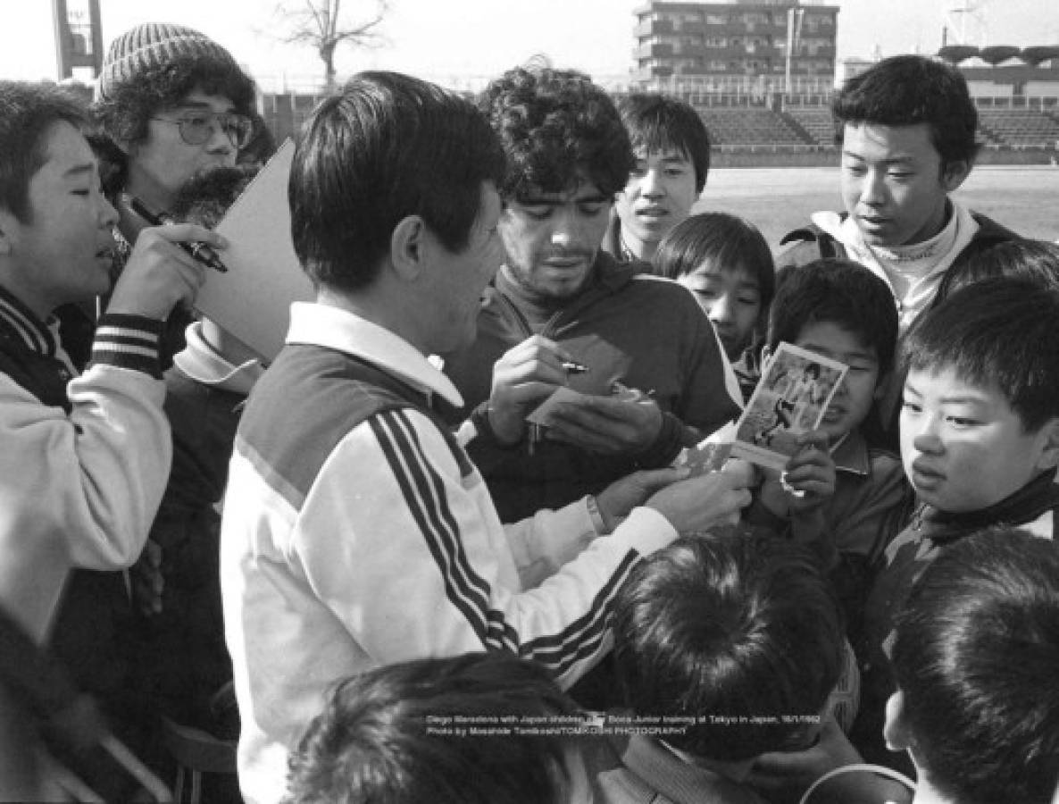 Maradona firmó decenas de autografos durante la gira que duró un mes en Japón. Foto: Masahide Tomikoshi