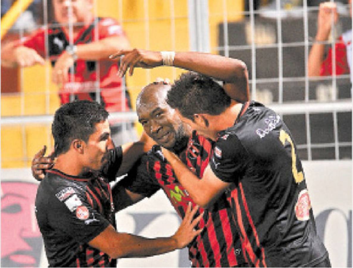 Jerry Palacios marca en el clásico de Costa Rica