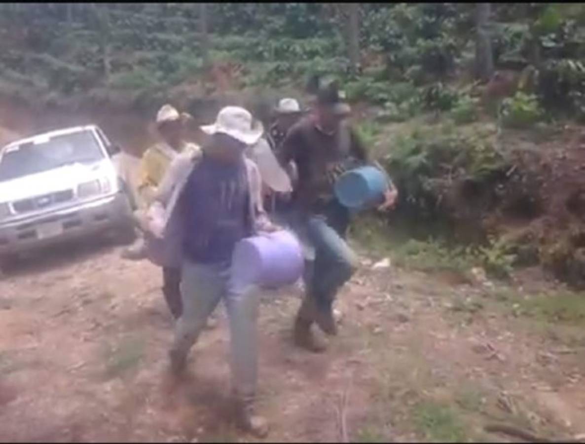 Video: Mineros le rinden tributo a la patria con un estilo poco común