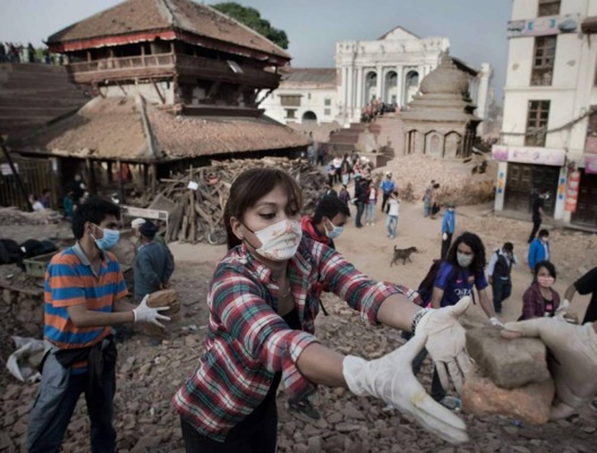 Jóvenes nacionales y extranjeros se sumaron a las tareas de ayuda.