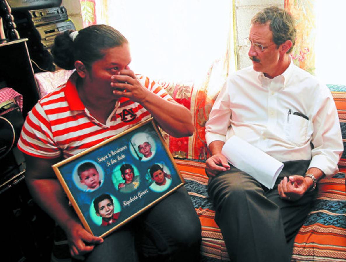 Mauricio Villeda visita a madres de asesinados