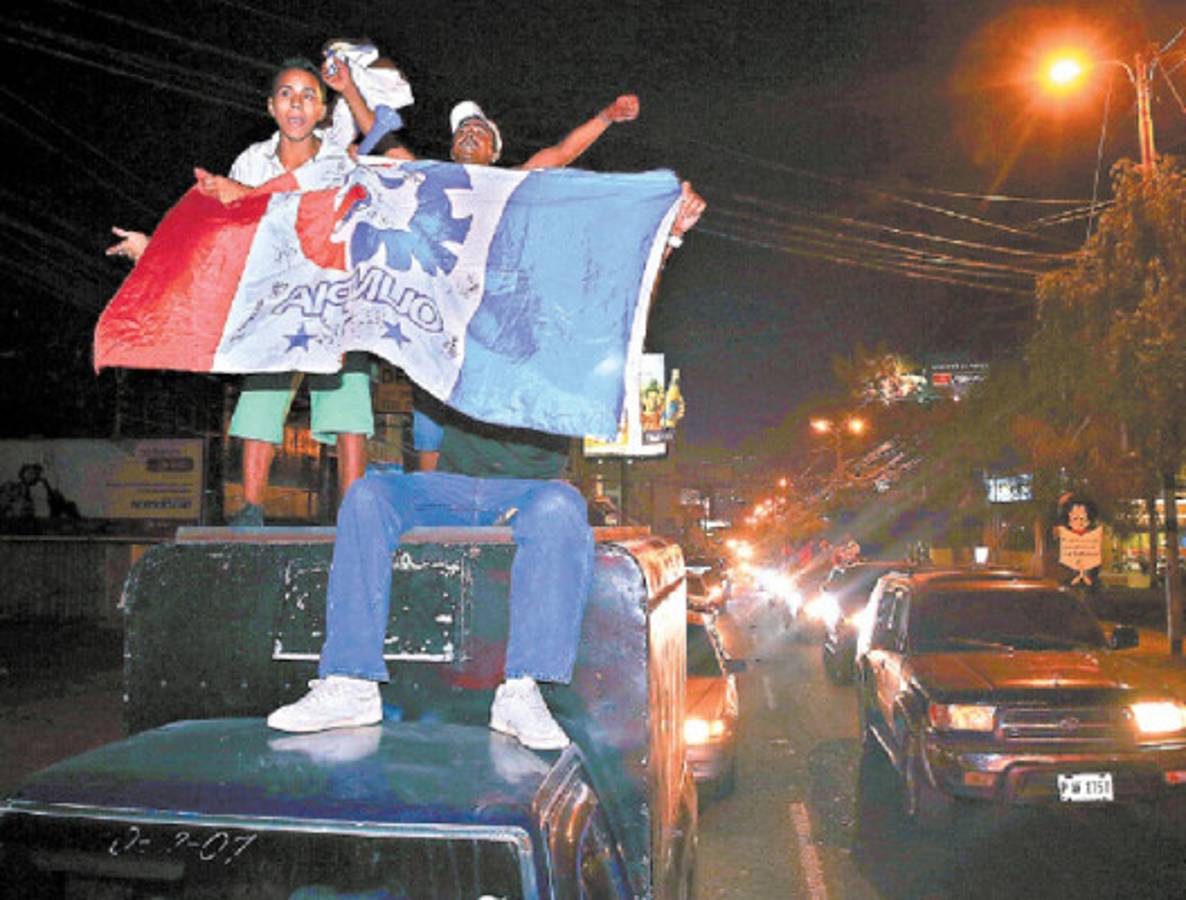 Olimpistas celebran en la calle el tetracampeonato