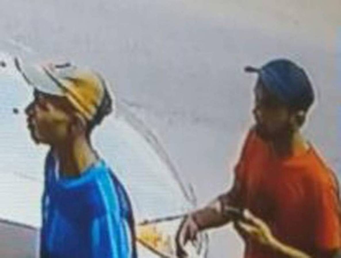 Esta es la imagen captada por las cámaras de seguridad del negocio. Se pide a la población colaborar para identificarlos.