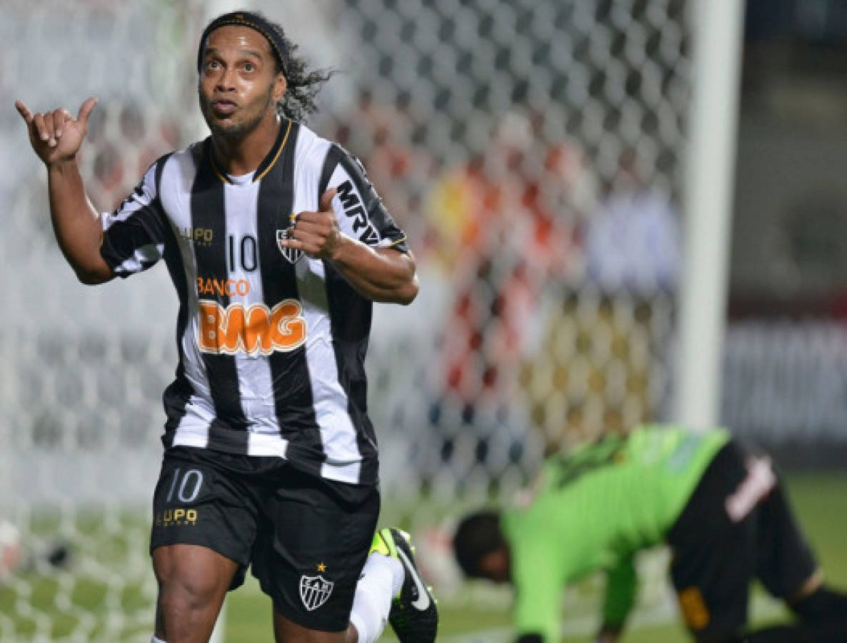 Ronaldinho renovó con Atlético Mineiro