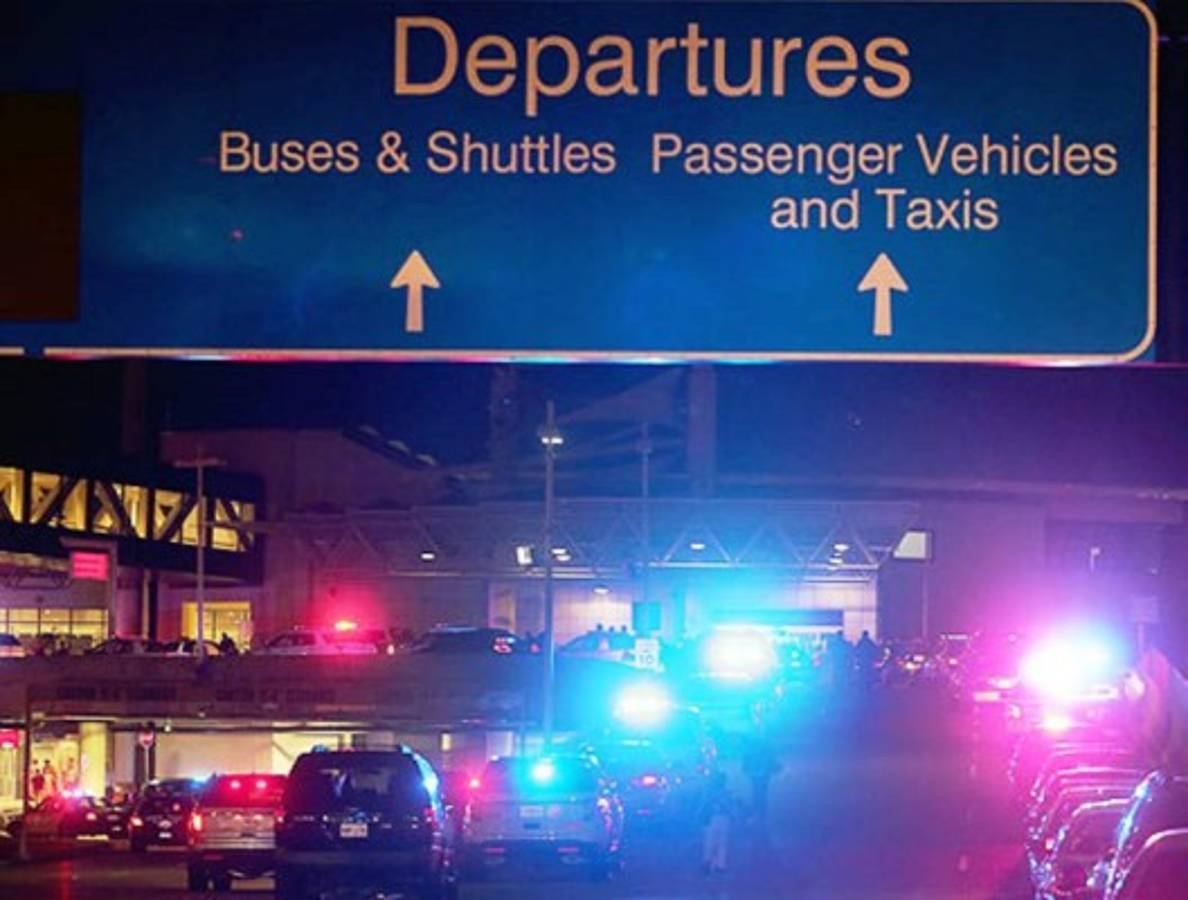 Policía dispara a hombre que atacó a agentes con machete