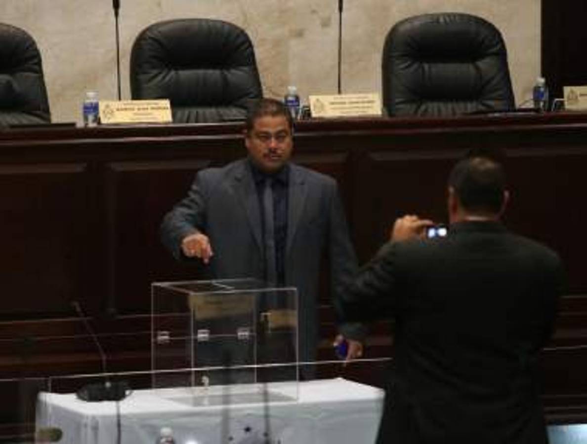 Uno de los diputados de Libre incluso aprovechó para posar junto a la urna simulando estar votando (Foto: Alex Perez).
