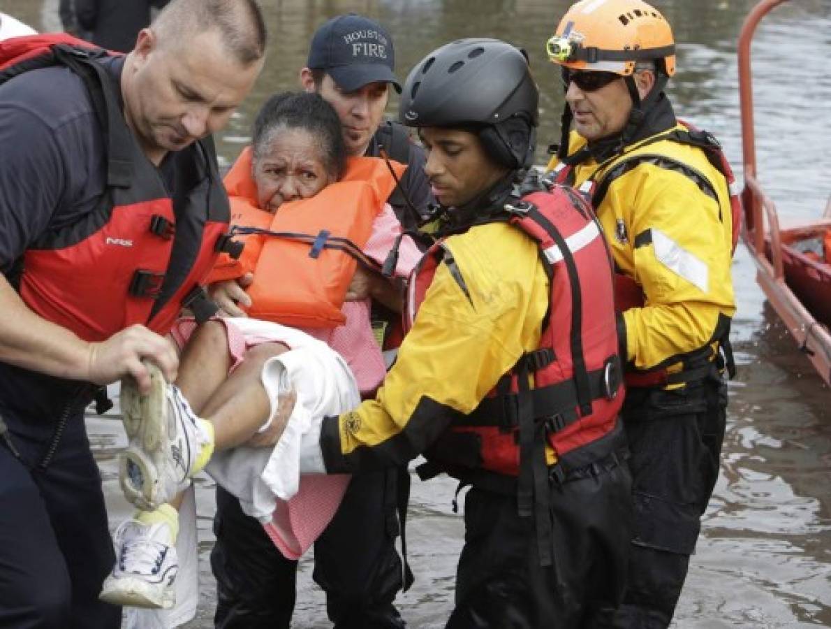 Los rescates han sido una labor frecuente de parte de los cuerpos de socorro de Houston, foto: AP.