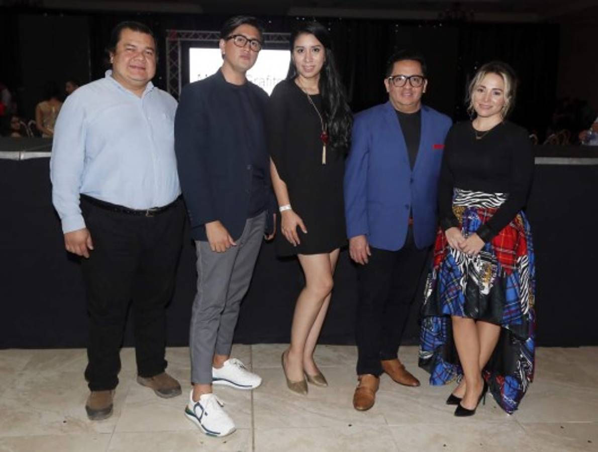 El jurado calificador: Ayax Hernández, José Vargas, Alejandra Canales, Miguel Chong y Bessy Mora. Crédito: EL HERALDO/Marvin Salgado